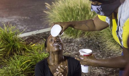 Ferguson/Missouri, 17. August 2014: Tränengas gegen schwarze Dem...
