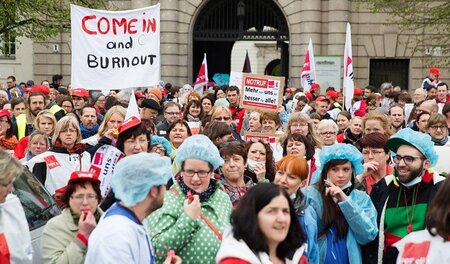 Mehr als 1.000 Beschäftigte der Charité demonstrierten am Dienst...