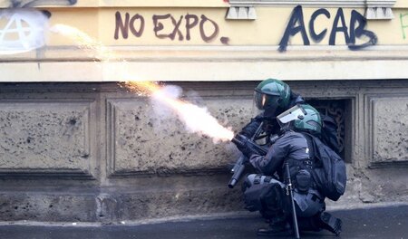 Eine von 400 Tränengasgranaten: Polizisten am Rande der »No Expo...