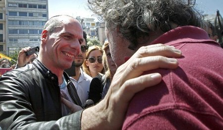 Demo zum 1. Mai in Athen: Finanzminister Varoufakis unterhält si...