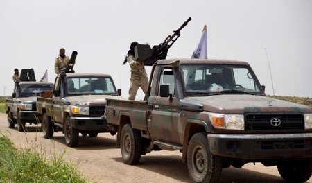 Ein Konvoi von Kampfgruppen auf dem Weg nach Busra Al-Harir in d...