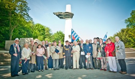 Polnische Veteranen 2012 am Denkmal des polnischen Soldaten und ...