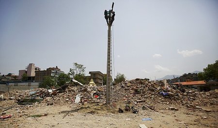 Angestellte der Elektrizitätsbehörde installieren am vergangenen...