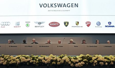 Hinter der PR-Barrikade: Im Präsidium der VW-Hauptversammlung am...