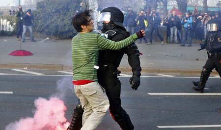 Ein Tänzchen mit der Staatsgewalt? Polizei stoppt Proteste gegen...