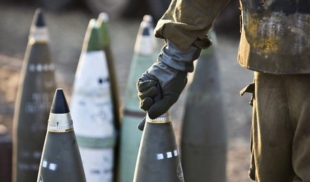 Ein israelischer Soldat mit Panzergranaten in der Nähe des Gazas... Ein israelischer Soldat mit Panzergranaten in der Nähe des Gazas...