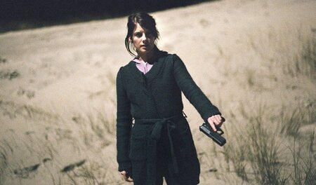 Lucie (Mélanie Laurent) arbeitet an einem merkwürdigen Fall... Lucie (Mélanie Laurent) arbeitet an einem merkwürdigen Fall...