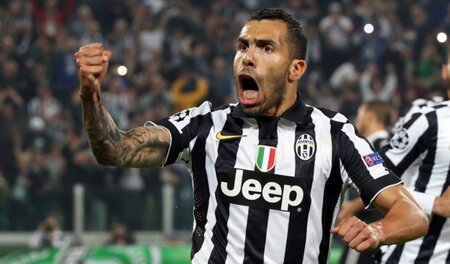 Weiß, das Schwarz umarmt: Carlos »Apache« Tévez nach seinem Sieg... Weiß, das Schwarz umarmt: Carlos »Apache« Tévez nach seinem Sieg...