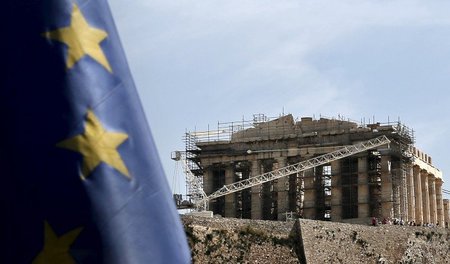 EU-Fahne vor dem Parthenon auf der Akropolis in Athen: Noch muss... EU-Fahne vor dem Parthenon auf der Akropolis in Athen: Noch muss...