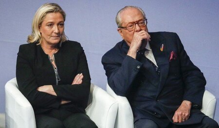 Für Marine Le Pen (rechts) ist Vater Jean-Marie (weiter rechts) ...