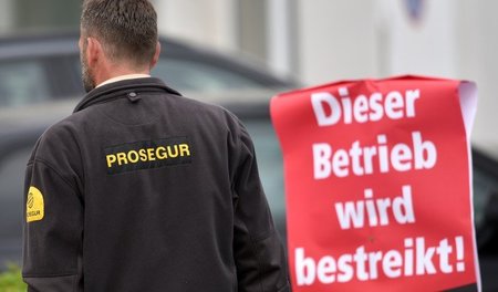 Streikende Beschäftigte von Prosegur protestierten am Mittwoch v...