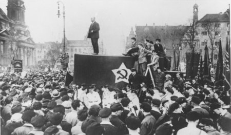 Berlin, Lustgarten, 1. Mai 1931: Ernst Thälmann warnt vor der fa...