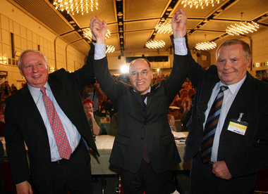 Wundersame Rettung: Gregor Gysi, Delegierter der Linkspartei.PDS...