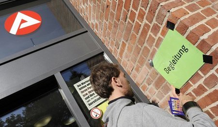 In vielen Städten gibt es Initiativen, die Menschen zum Jobcente...