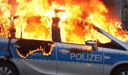 Wer hat den Streifenwagen abgefackelt? Unberechenbare Randaliere...