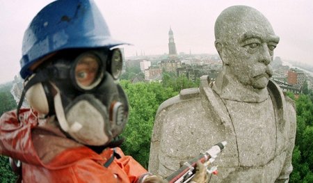 Wieder frei von Makel: Bismarck-Denkmal in Hamburg nach der Sand...