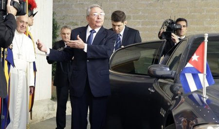 Raúl Castro (M.) nach seiner Begegnung mit Papst Franziskus (l.)...