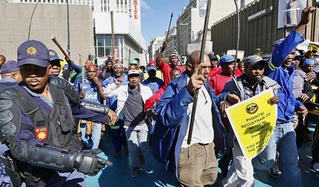Entschlossen: Streikende Kommunalangestellte durchbrechen am ver... Entschlossen: Streikende Kommunalangestellte durchbrechen am ver...
