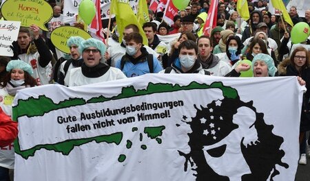Warnstreik: Beschäftigte des öffentlichen Dienstes machen ihre F... Warnstreik: Beschäftigte des öffentlichen Dienstes machen ihre F...