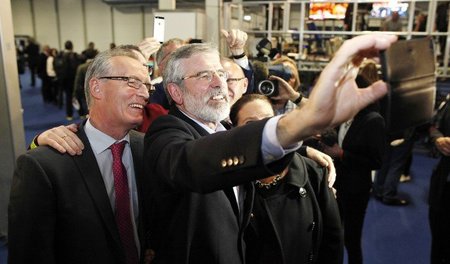 Gerry Adams nach der Wahl beim Selfie-Knipsen in Belfast