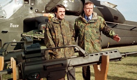 Auf Verkaufstour: Der damalige Verteidigungsminister Volker Rühe... Auf Verkaufstour: Der damalige Verteidigungsminister Volker Rühe...