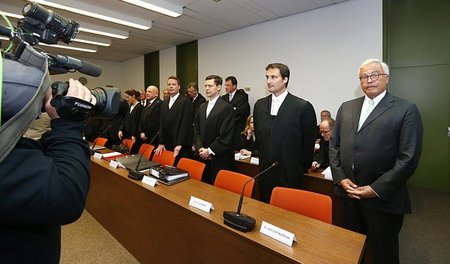Anklagebank prominent besetzt: Der frühere Chef der Deutschen Ba... Anklagebank prominent besetzt: Der frühere Chef der Deutschen Ba...