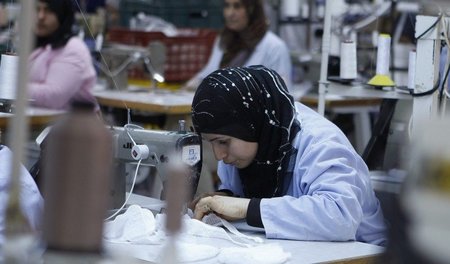 Unterwäsche produzieren im Akkord: Näherinnen mit Niedrigstlöhne...