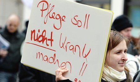 Im Einsatz für die ihnen anvertrauten Menschen setzen Pflegekräf...