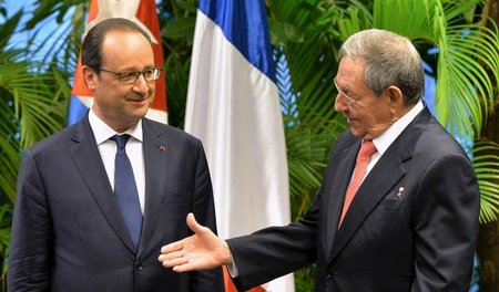 François Hollande (l.) mit Raúl Castro am Montag in Havanna