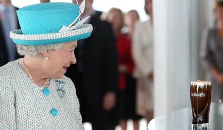»Jetzt kein Bier mehr! Wir haben noch Programm!« Queen Elizabeth...
