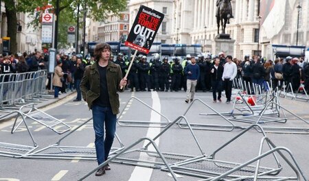 Tories raus: Demonstrant vor der Londoner Downing Street, 9. Mai...