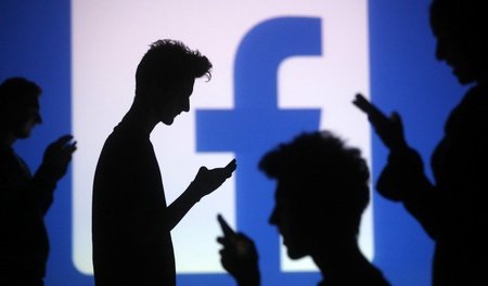 »Social-Media-Schwarm« vor Facebook-Logo in Zenica / Bosnien-Her...