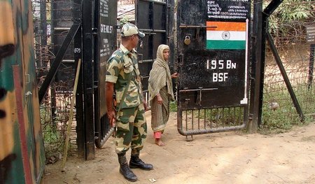 Am Grenztor zwischen Indien und Bangladesch im nordöstlichen Bun...