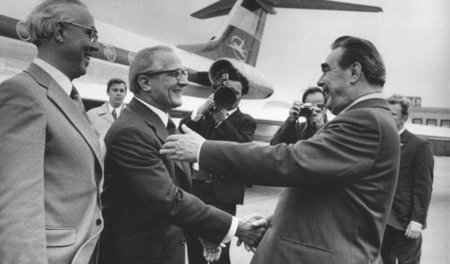 Moskau 1974: Ankunft Erich Honeckers (m.) in Begleitung von Brun...