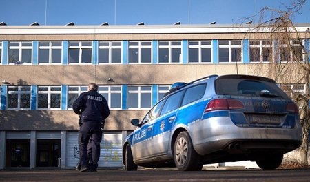 Polizeistreife im Februar vor einem Asylheim in Dortmund. Neonaz...