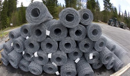 Elmau, 7. Mai: Stapel von Stacheldrahtrollen liegen bereit, um d...