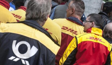 Postmitarbeiter bei Streikversammlung am Freitag in Berlin