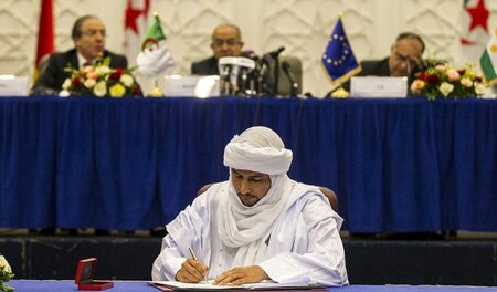 Tuareg-Führer Bilal Ag Acherif am Donnerstag bei der Paraphierun...