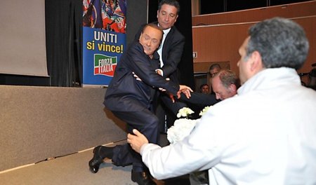 Mit seiner Partei Forza Italia gerät Berlusconi zunehmend ins St... Mit seiner Partei Forza Italia gerät Berlusconi zunehmend ins St...