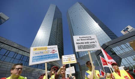 Was tun! Warnstreik bei der Postbank in Frankfurt am Main (24. A... Was tun! Warnstreik bei der Postbank in Frankfurt am Main (24. A...
