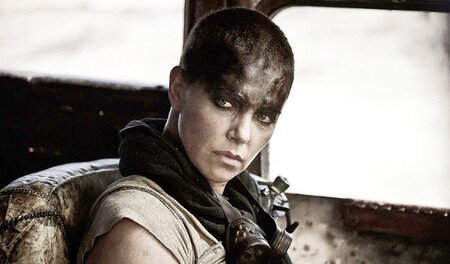 Nicht Mad Max, sondern Imperator Furiosa (Charlize Theron) hält ... Nicht Mad Max, sondern Imperator Furiosa (Charlize Theron) hält ...