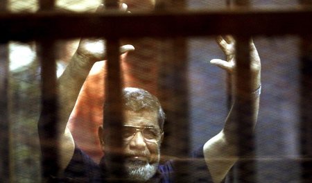 Der ägyptische Expräsident Mohammed Mursi am Samstag im Gerichts...