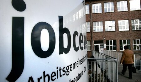 Verschiebebahnhof statt besserer Förderung: Die Jobcenter sollen... Verschiebebahnhof statt besserer Förderung: Die Jobcenter sollen...