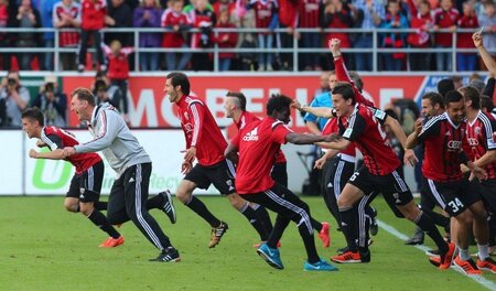 Auf der Flucht vor der Bierdusche: Ingolstadt rennt in die Erstk... Auf der Flucht vor der Bierdusche: Ingolstadt rennt in die Erstk...