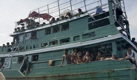 Aufs Meer gezwungen: ein Flüchtlingsboot am vergangenen Donnerst... Aufs Meer gezwungen: ein Flüchtlingsboot am vergangenen Donnerst...