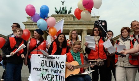 Auch in Berlin gingen Erzieherinnen am Montag erneut für ihre Fo...