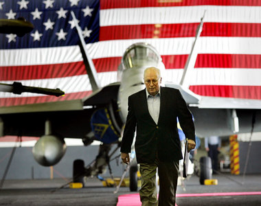 US-Vizepräsident Dick Cheney bei einem Flottenbesuch im Persisch...