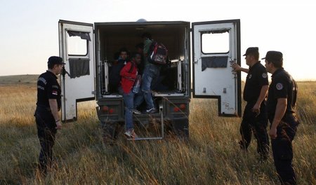 Krieg gegen Flüchtlinge. Serbische Polizei verhaftet in der Nähe...