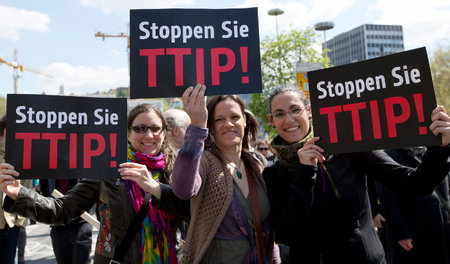 Im April demonstrierten bundesweit Zehntausende gegen TTIP. Der ...