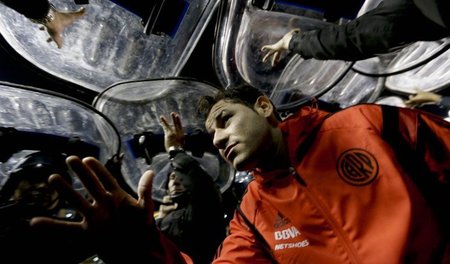 »Hagel von Geschossen«: Rodrigo Mora (River Plate) verlässt den ...
